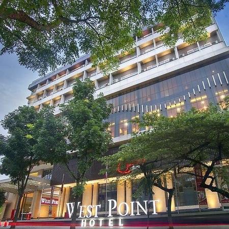West Point Hotel Bandung Buitenkant foto
