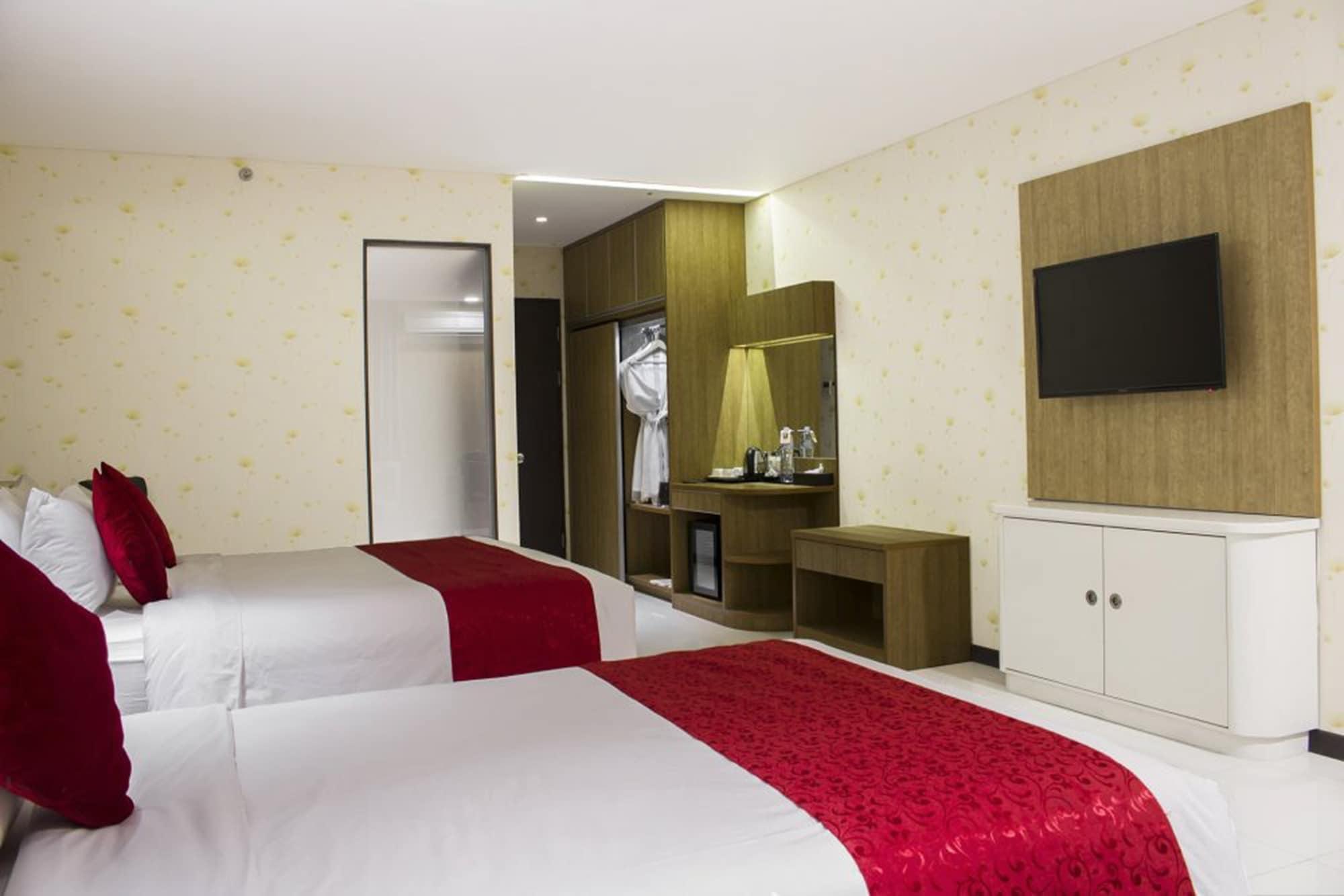 West Point Hotel Bandung Buitenkant foto