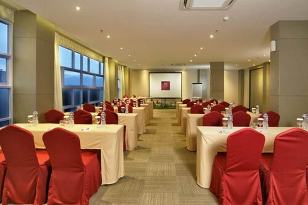 West Point Hotel Bandung Buitenkant foto
