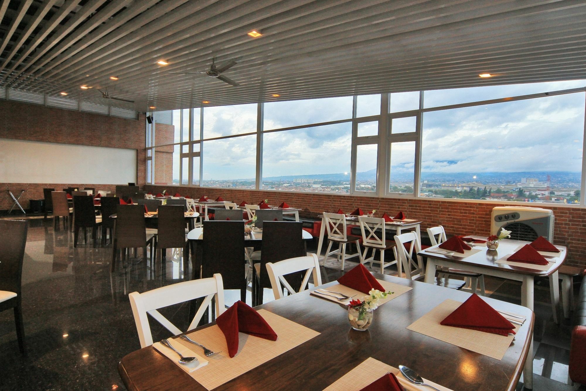 West Point Hotel Bandung Buitenkant foto
